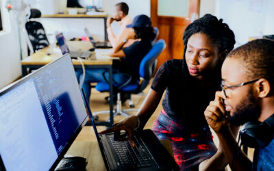 Blended Learning: Student and teacher look at a computer screen